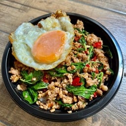 ข้าวกะเพราหมูสับไข่ดาว จุกๆๆ