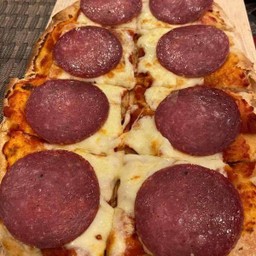 พินซ่าซาลามี่ Pinsa Salami