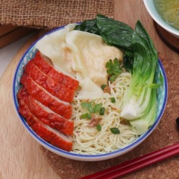 บะหมี่เกี๊ยวกุ้งเป็ดย่าง