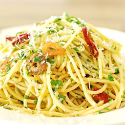 พาสต้าผัดน้ำมันมะกอก Pasta garlic olive oil