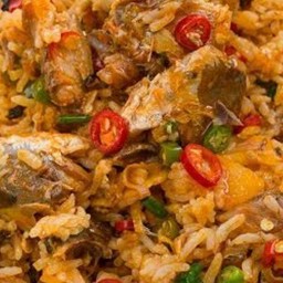 ข้าวผัดปลากระป๋อง