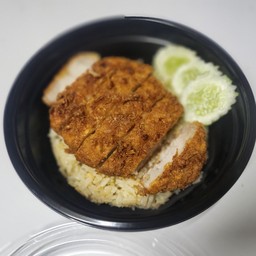 ข้าวผัดกระเทียม+หมูทงคัตสึ