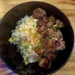 ข้าวผัดไข่สันในหมูย่าง