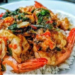 ข้าวกระเพรากุ้งรสจัด