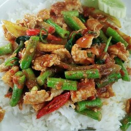 ผัดพริกแกงหมูราดข้าว