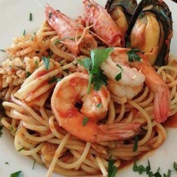 Pasta seafood in tomato sauce พาสต้าทะเลรวมในซอสมะเขือเทศ