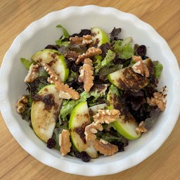 สลัดแอปเปิ้ลแครนเบอร์รี่วอลนัท