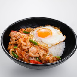 ผัดกิมจิไข่ดาวหมูราดข้าว