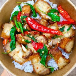 ผัดกระเพราหมูกรอบราดข้าว