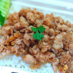 หมูสับผัดกระเทียมพริกไทยราดข้าว