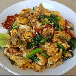 ผัดชีอิ๊วหมูเส้นใหญ่