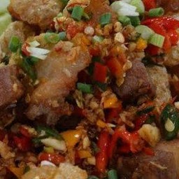 หมูกรอบผัดพริกเกลือ ราดข้าว