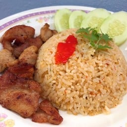ข้าวผัดน้ำพริกหนุ่มหมูทอด