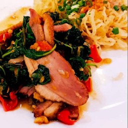 บะหมี่กะเพราเป็ดรมควัน