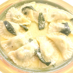 Ravioli  butter & sage ราวิโอลี่ผัดเนยและใบเสจ