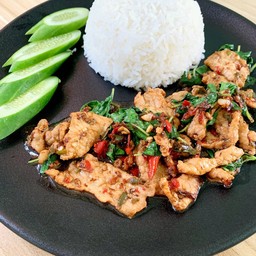 ข้าวราดผัดกะเพราหมูชิ้น