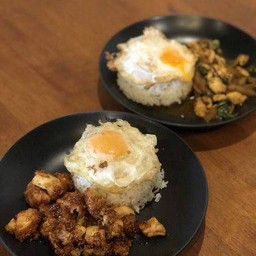 ข้าวทอดกระเทียม ไม่มีไข่ดาวให้นะจ๊ะ