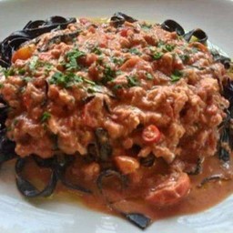 Black spaghetti crab สปาเก็ตตี้เส้นดำกับเนื้อปูและมะเขือเทศ
