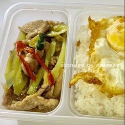 หมูผัดพริกหอมใหญ่ราดข้าว