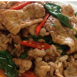 ผัดโหระพาหมูชิ้นราดข้าว