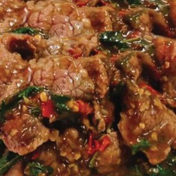 ข้าวกระเพราเนื้อชิ้น