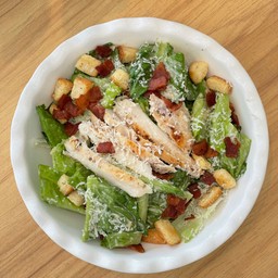 ซีซาร์สลัดพร้อมอกไก่