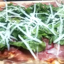 พินซ่าปาร์มาแฮม สลัดร็อคเก็ต Pinsa Parma ham & rocket