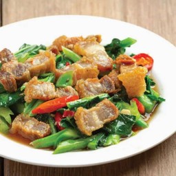 ผัดคะน้าหมูกรอบรสจัดราดข้าว