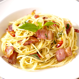 พาสต้าเบคอนผัดน้ำมันมะกอก Pasta bacon garlic olive oil