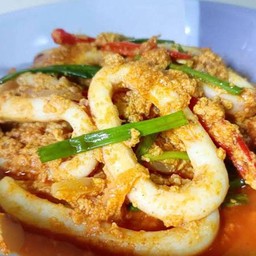 ผัดหมึดผงกระหรี่ราดข้าว