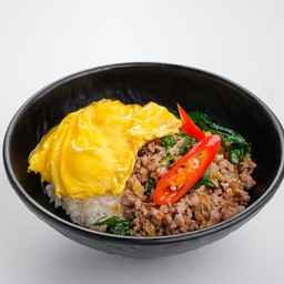 ข้าวผัดกะเพราไข่ข้นเนื้อ