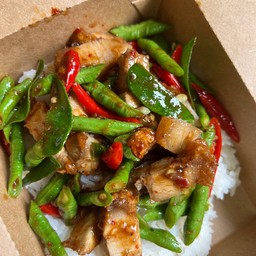 ผัดพริกแกงหมูกรอบราดข้าว