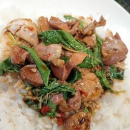 ข้าวกระเพราเครื่องในไก่
