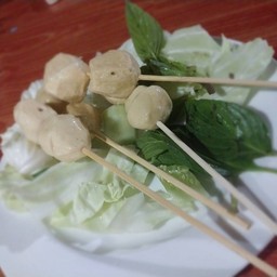 เจ้หน่อยลูกชิ้นทอดข้างมอ