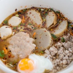 ก๋วยเตี๋ยวหมู ต้มยำ ใส่ไข่ออนเซ็น