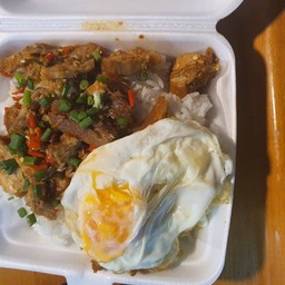 ผัดพริกเกลือราดข้าว