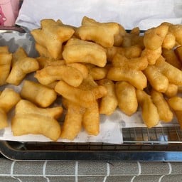 ปาท่องโก๋ (หน้าวัดบัวขวัญ)