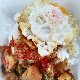 ผัดกระเพราราดข้าว