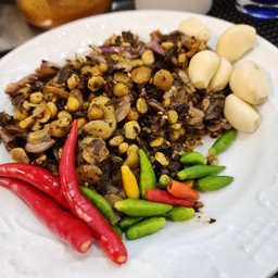 ละเพ็ตโตะ (ยำถั่วใบชาหมัก รสชาติเปรี้ยวเค็มเผ็ด)