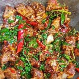 กระเพราหมูกรอบราดข้าว