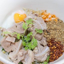 ก๋วยเตี๋ยวหมูกระดูกอ่อน แห้งยำ ใส่ไข่ออนเซ็น
