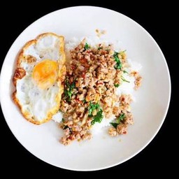 กระเพาหมูสับราดข้าวไข่ดาว