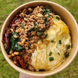 ข้าวกะเพราหมูสับไข่ข้น