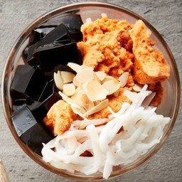 กรานิต้า ชาไทย มะพร้าวน้ำหอม (โรยด้วย มะพร้าวน้ำหอม, อัลมอนด์อบ และ เฉาก๊วย)