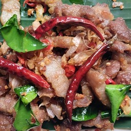 สามชั้นผัดพริกเกลือ ราดข้าว