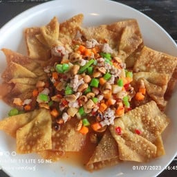 ยำเกี๊ยวกรอบ