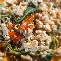กะเพราไก่พริกแห้ง (กับข้าว)