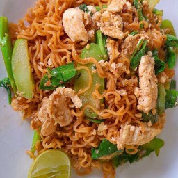 ผัดมาม่าใส่ไข่