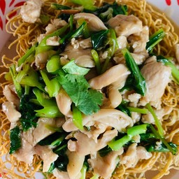 บะหมี่กรอบราดหน้าไก่อร่อยนะคะ