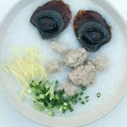 โจ๊กหมูไข่เยี่ยวม้า